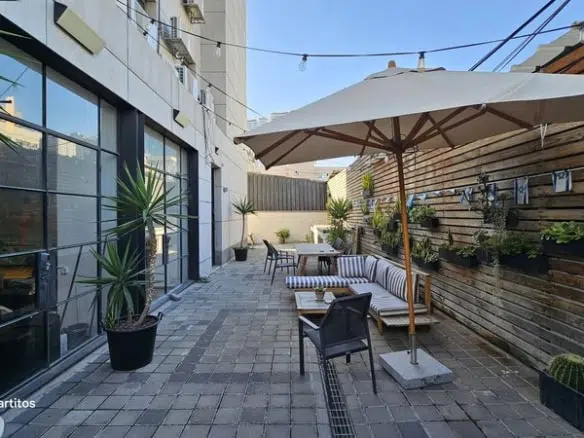 משרד בשכונת מונטיפיורי - חצר