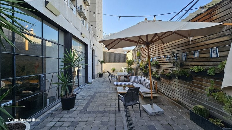 משרד בשכונת מונטיפיורי - חצר