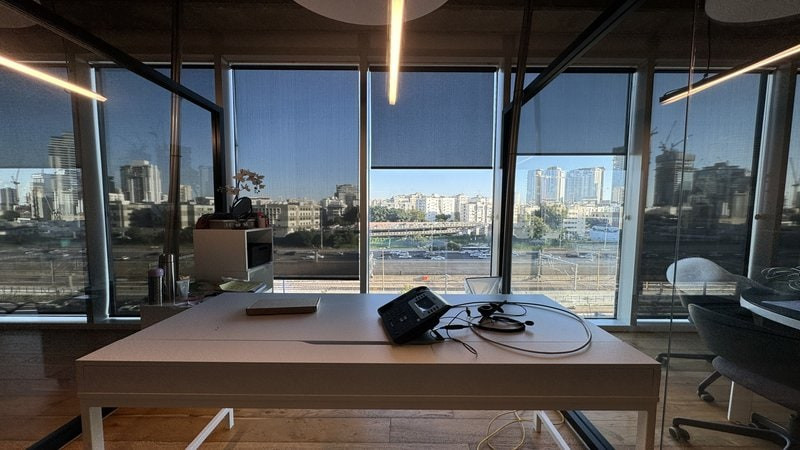 136 מר במגדל WE - חדר עבודה