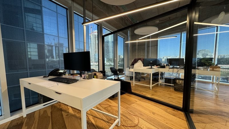 136 מר במגדל WE - עמדות עבודה