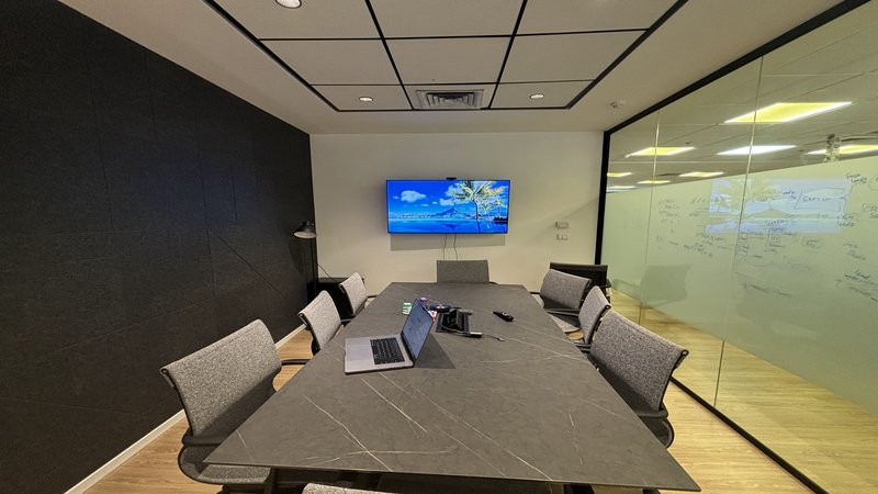 330 מר ביגאל אלון - חדר ישיבות