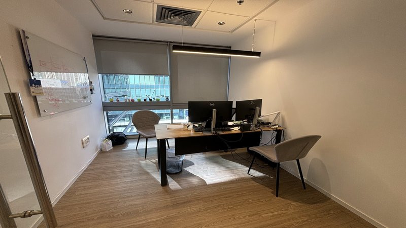 330 מר ביגאל אלון - חדר עבודה