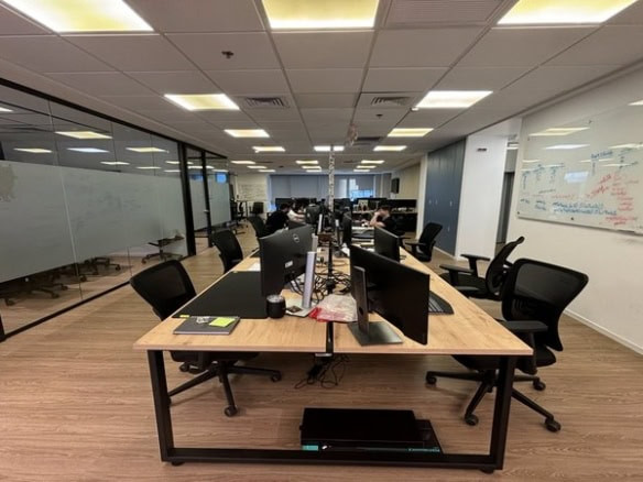 330 מר ביגאל אלון - עמדות עבודה