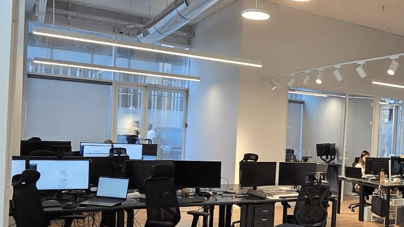 להשכרה ביגאל אלון - עמדות עבודה