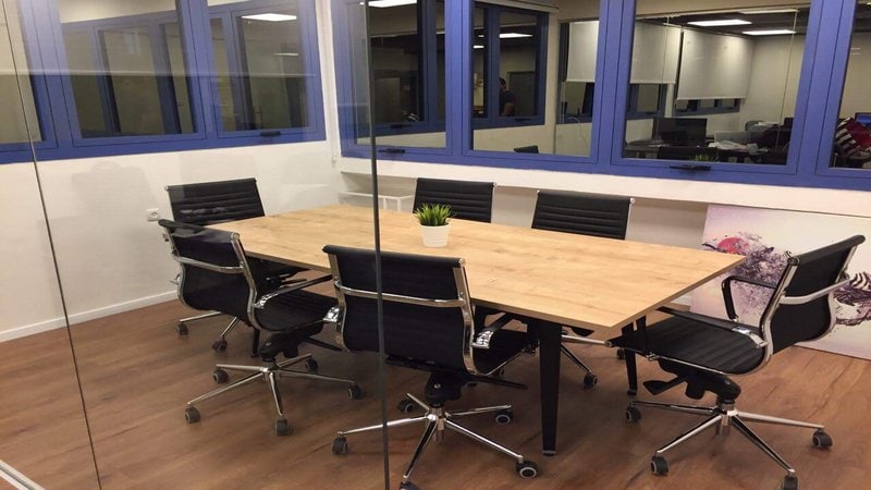 משרד עם מרפסת במונטיפיורי - חדר ישיבות