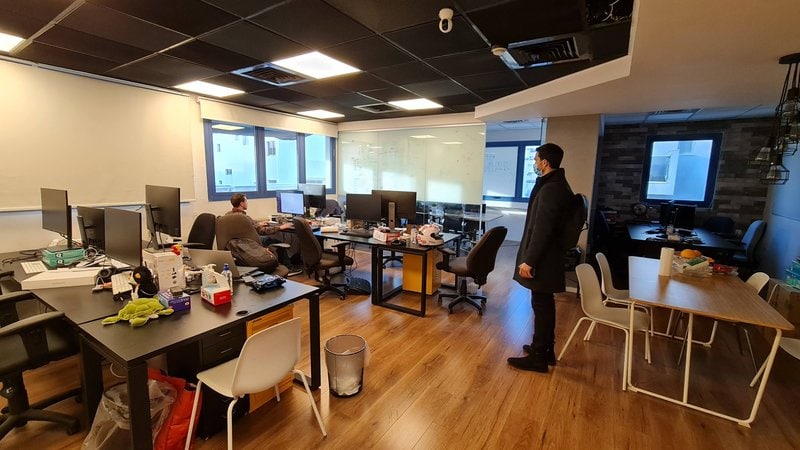 משרד עם מרפסת במונטיפיורי - עמדות עבודה