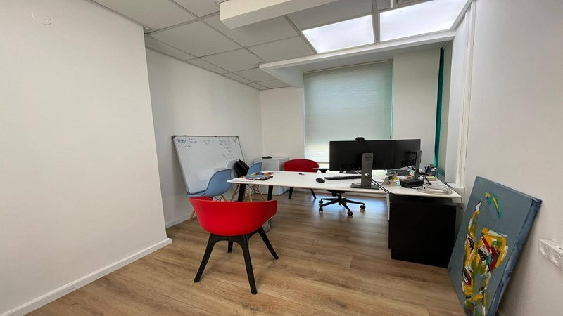 משרד קטן במונטיפיורי להשכרה - חדר עבודה