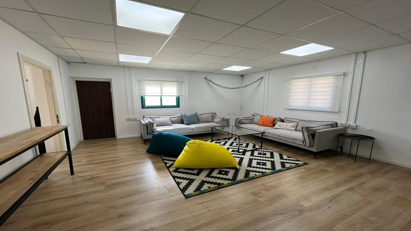 משרד קטן במונטיפיורי להשכרה - פינת ישיבה לאונג