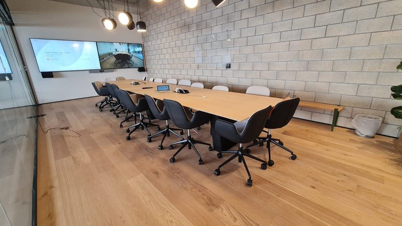 עמדות עבודה ביגאל אלון - חדר ישיבות