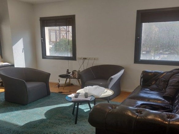 300 מר להשכרה ברוטשילד - פינות ישיבה