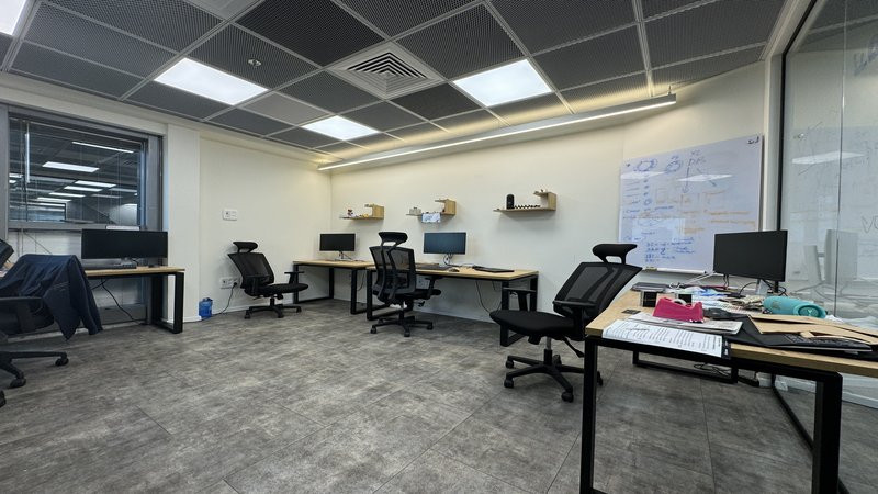 משרד מרוהט בפלטינום - עמדות עבודה