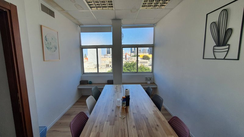 100 מר בחשמונאים - חדר ישיבות