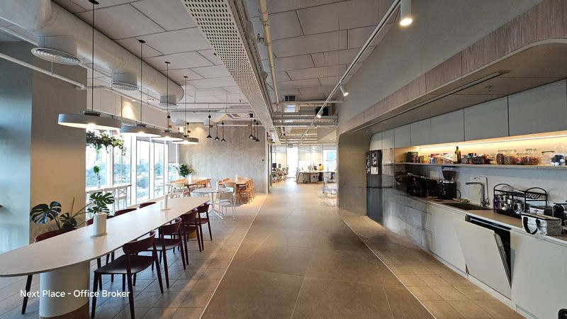 1100 מר משרד במגדל WE - מטבח מרכזי עם פינות אוכל