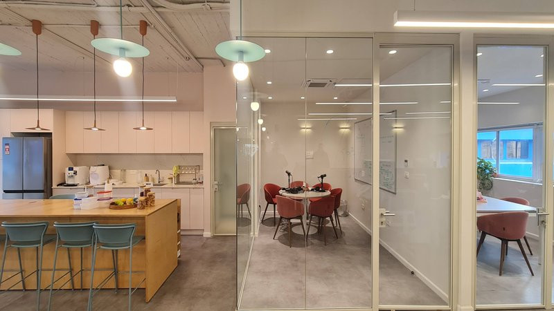 200 מר מרוהט בשרונה - חדר ישיבות קטן