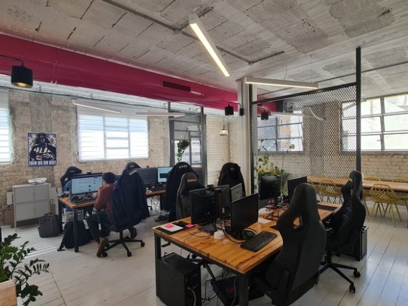 250 מר בשכונת מונטיפיורי - עמדות עבודה