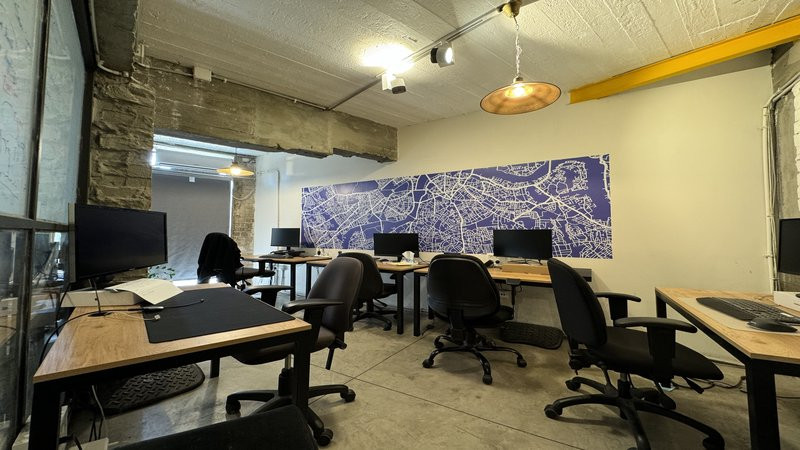 250 מר בשכונת מונטיפיורי - עמדות עבודה חדר צוות