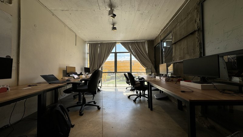 250 מר בשכונת מונטיפיורי - עמדות עבודה