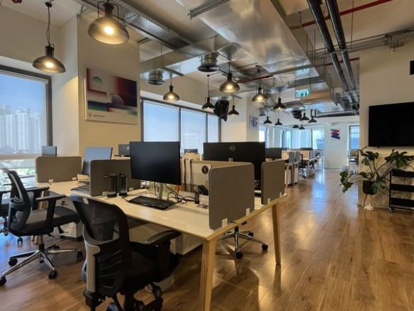 390 מר משרד להשכרה במגדלי אלון - אופן ספייס עמדות עבודה