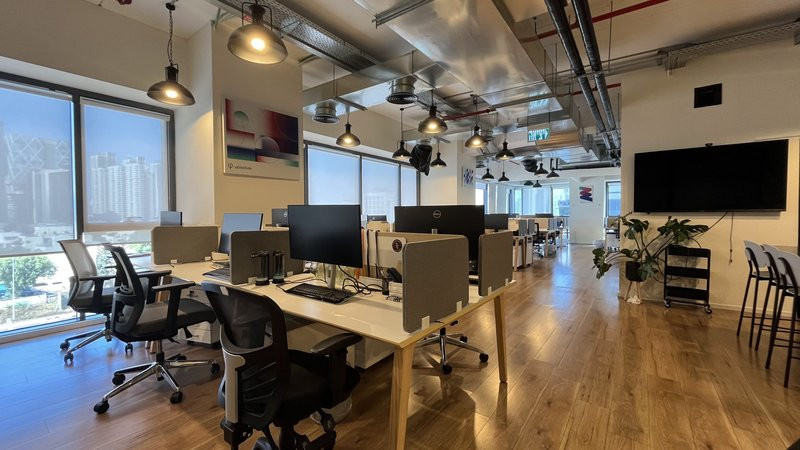 390 מר משרד להשכרה במגדלי אלון - אופן ספייס עמדות עבודה