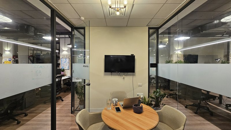 400 מר להשכרה בקרליבך - חדר דיונים