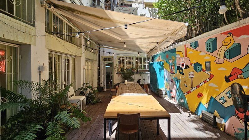 400 מר להשכרה בקרליבך - מרפסת