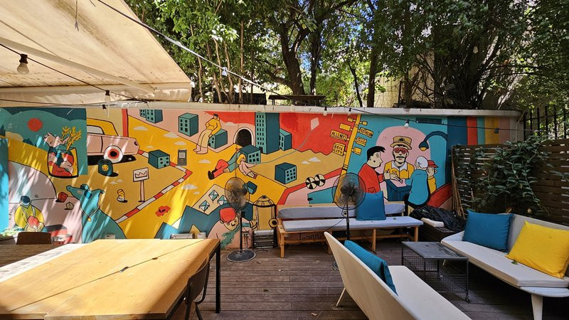 400 מר להשכרה בקרליבך - פינות ישיבה במרפסת