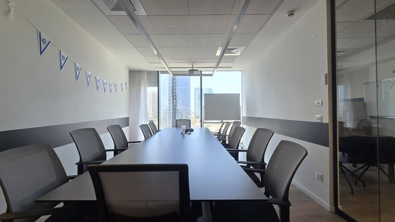 460 מר במגדל ספיר - חדר ישיבות גדול