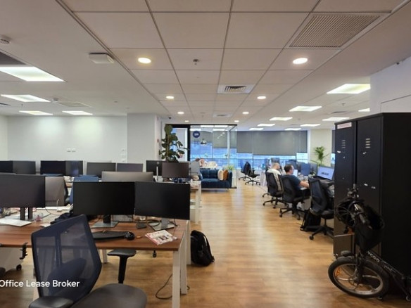 585 מר במגדל מילניום מרוהט - עמדות עבודה