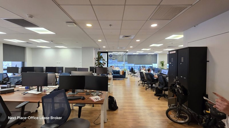 585 מר במגדל מילניום מרוהט - עמדות עבודה