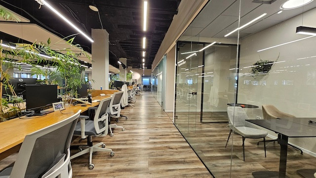 אופן ספייס משרד גדול עם מרפסת להשכרה בחשמונאים ת״א עם מרפסת