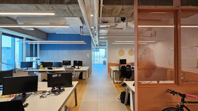 אופן ספייס משרד מרוהט עם מרפסת במגדל סקיי תל אביב, 450 מ״ר