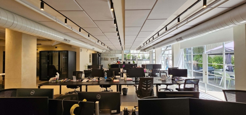 אופן ספייס משרד קרקע 500 מ״ר עם מרפסת להשכרה ברחוב המסגר ת״א