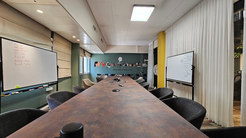 חדר ישיבות 2 משרד גדול עם מרפסת להשכרה בחשמונאים ת״א עם מרפסת