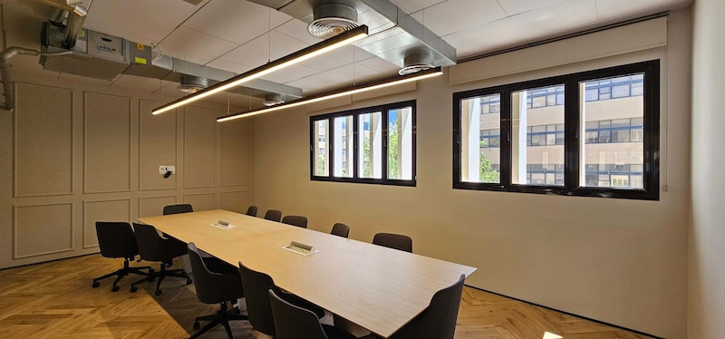 חדר ישיבות משרד 507 מ״ר עם מרפסת להשכרה בבית ביפר, SWITCHUP, הבורסה ר״ג