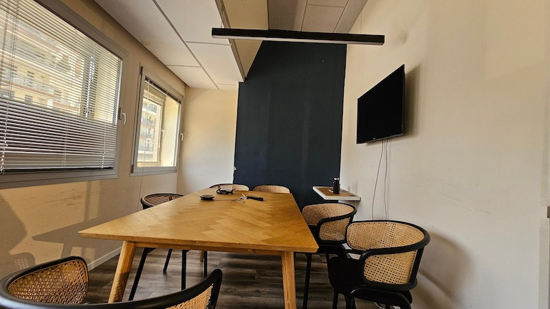 חדר ישיבות משרד גדול עם מרפסת להשכרה בחשמונאים ת״א עם מרפסת