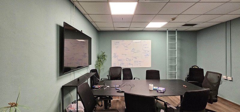 חדר ישיבות משרד להשכרה עם מרפסת בתל אביב, מגדל פלטיניום, רח׳ הארבעה, שרונה