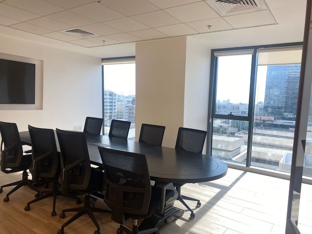 חדר ישיבות משרד להשכרה עם ריהוט במגדלי אלון ת״א 384-955 מטר