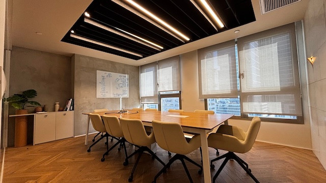 חדר ישיבות משרד מרוהט להשכרה 650 מ״ר בבית ויקטוריה