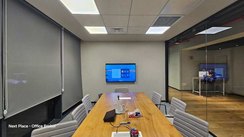 חדר ישיבות משרד מרוהט להשכרה במגדלי חג׳ג׳ 400 מ״ר