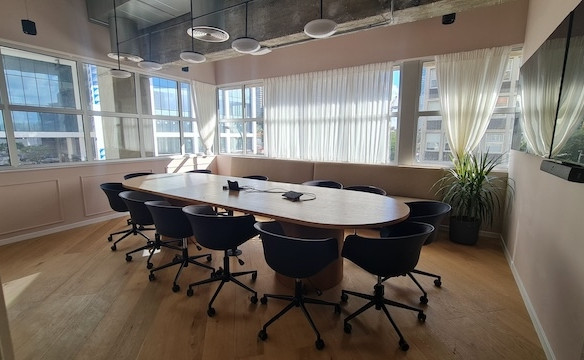 חדר ישיבות משרד מרוהט עם מרפסת 600 מטר להשכרה בתל אביב CheckPoint