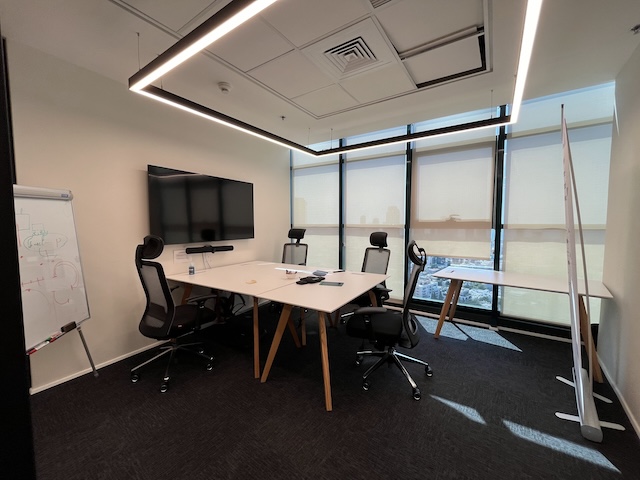 חדר ישיבות משרד מרוהט עם נוף לים להשכרה בבית רובינשטיין תל אביב