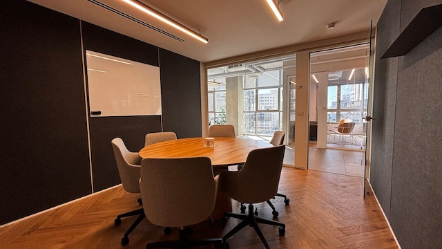 חדר ישיבות קטן משרד מרוהט להשכרה 650 מ״ר בבית ויקטוריה