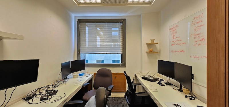חדר עבודה משרד להשכרה במגדל פלטיניום שרונה עם מרפסת