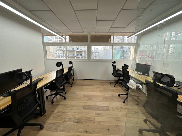 חדר עבודה משרד עם מרפסת להשכרה בבית קלקא, (PrettyDamnQuick) ת״א