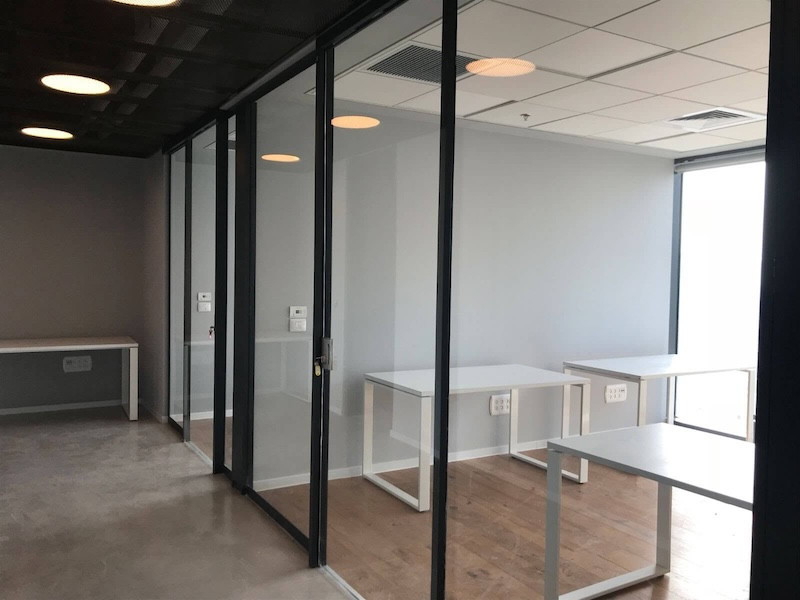 חדר צוות משרד מרוהט להשכרה במגדלי אלון בתל אביב, 400 מטר