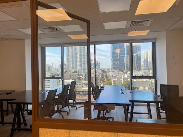 חדר צוות משרד להשכרה עם ריהוט במגדלי אלון ת״א 384-955 מטר