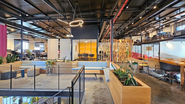 חדרי ישיבות משרד 1800 מ״ר עם מרפסת במונטיפיורי ת״א