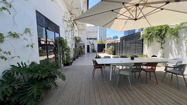 חצר משרד קרקע גדול ומרוהט עם חצר בשכונת מונטיפיורי להשכרה