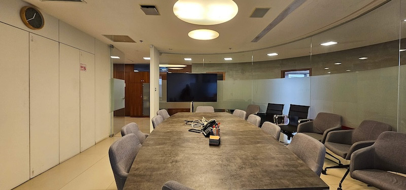 ישיבות משרד להשכרה עם מרפסת במגדל פלטיניום, 887 מ״ר, ת״א