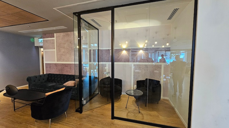 לאונג להשכרה במגדלי הארבעה בת״א, משרד עם מרפסת ומרוהט 750 מ״ר